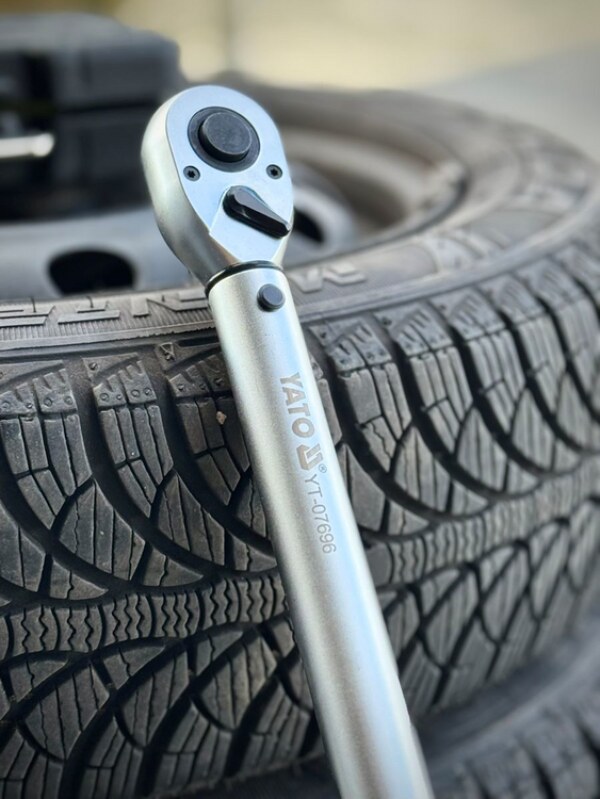 Ключ динамометрический щелчковый со шкалой 1/2" YATO YT-07696, 40-220 Н·м