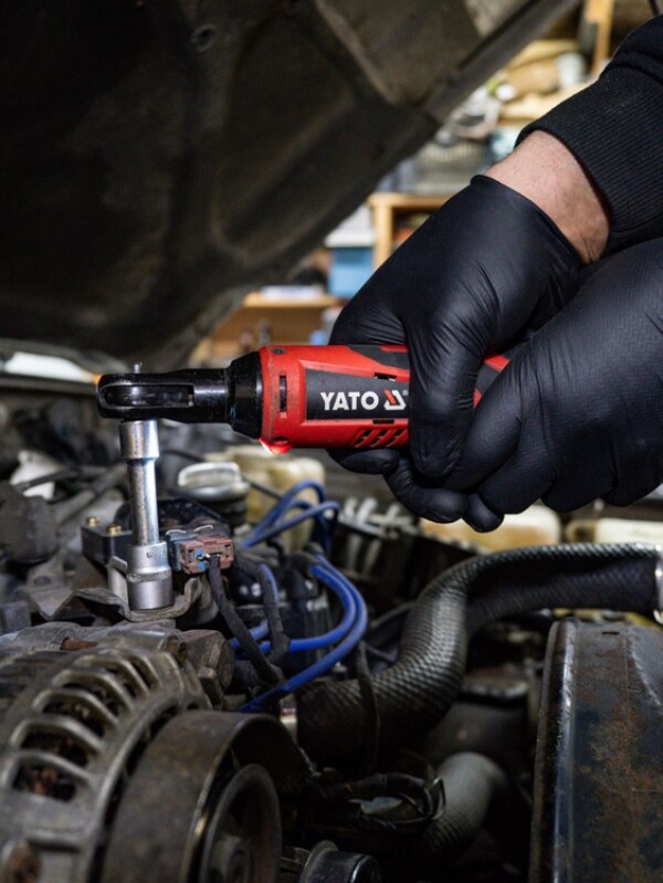 Тріщатка ударна акумуляторна YATO : Li-Ion 12 В, 2 Агод, 3/8", 45 Нм + 4 торцеві головки (YT-82902)