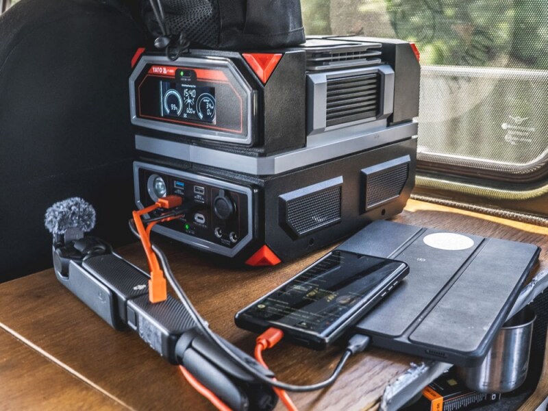 Портативная станция YATO 504 ВтГод, выход 600/1200Вт, порты: 230V AC, разные USB (YT-83091)