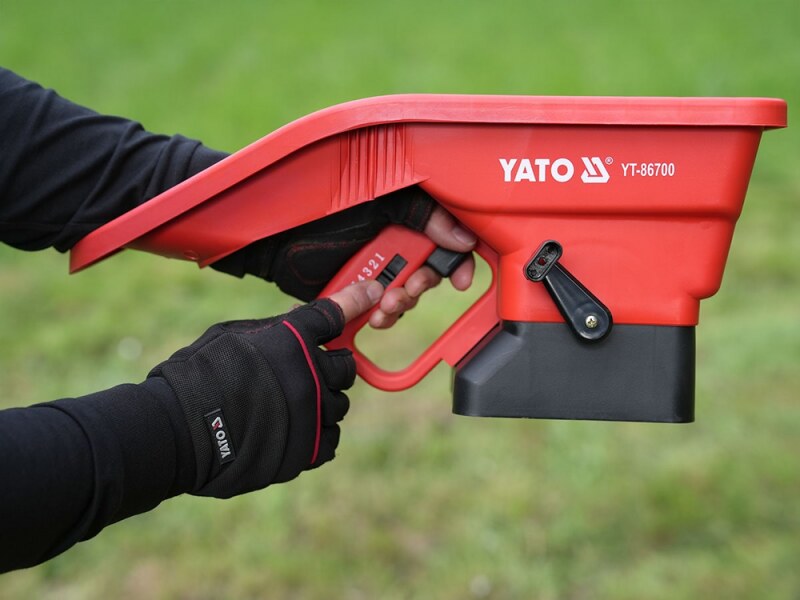 Сеялка и разбрасыватель ручная YATO бункер-3 л/2,5кг, зона обработки-1,8-3,6 м, 43x20x19,5 см, 5 положений (YT-86700)