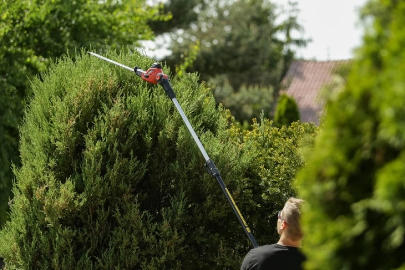 Кущоріз акумуляторни багатоцільвий садивий YATO Li-Ion 18V, 2АГ, з знімн телеск. тримачем, пила 8"